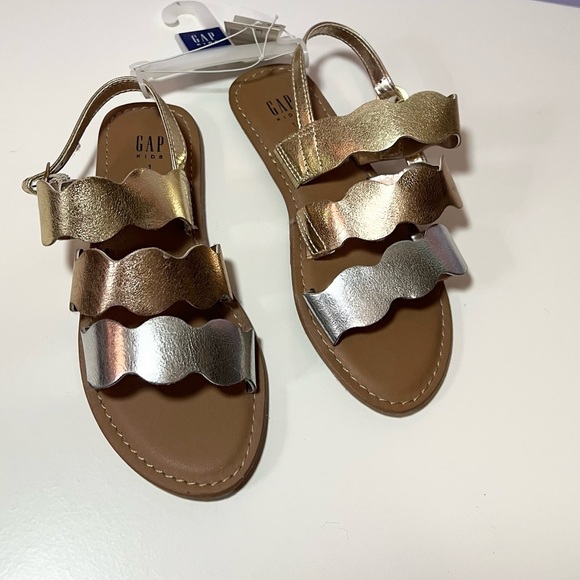 Gap metallic sandals size 1 - Picture 3 of 7
